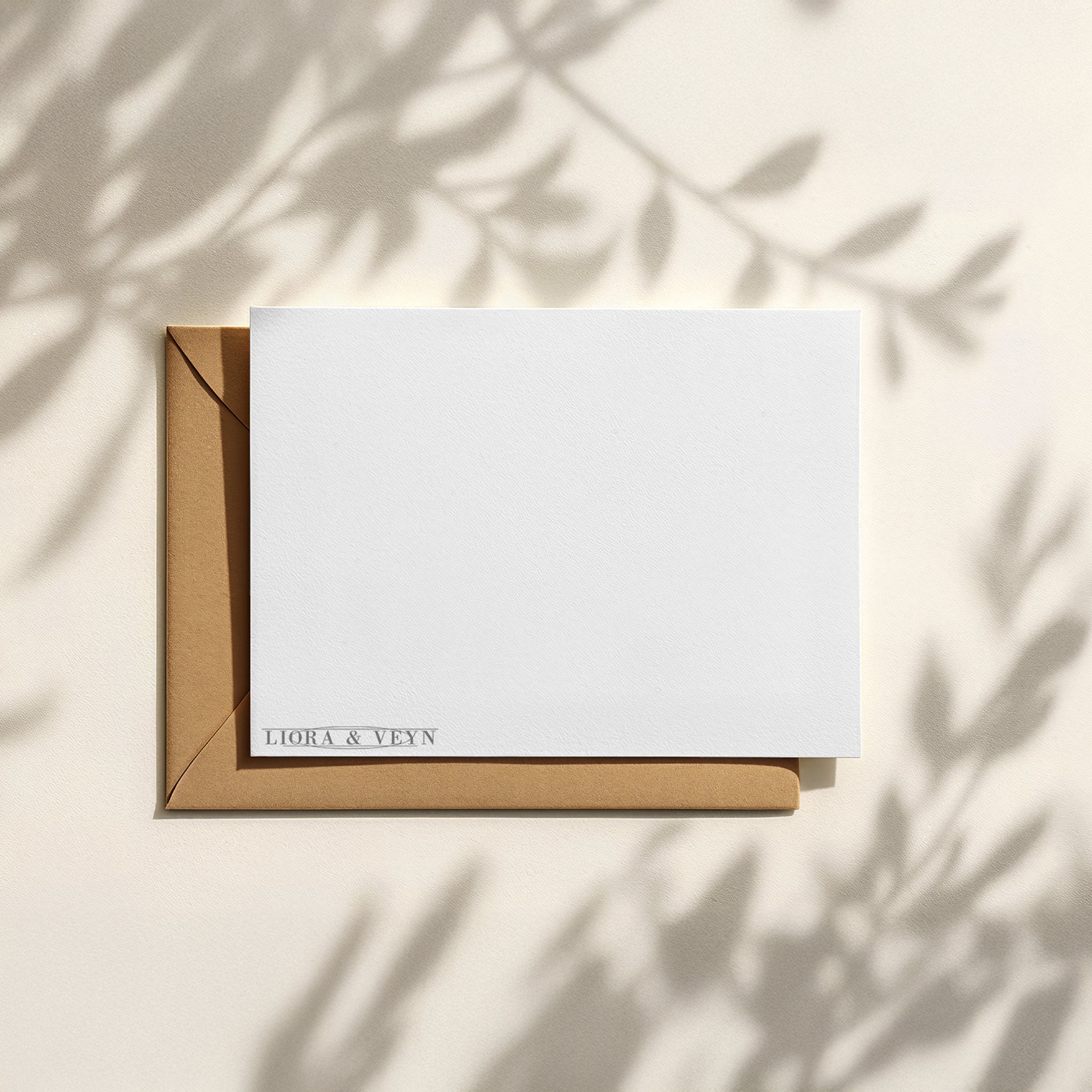 Winterliche Weihnachtskarte mit verschneiter Hütte im Wald