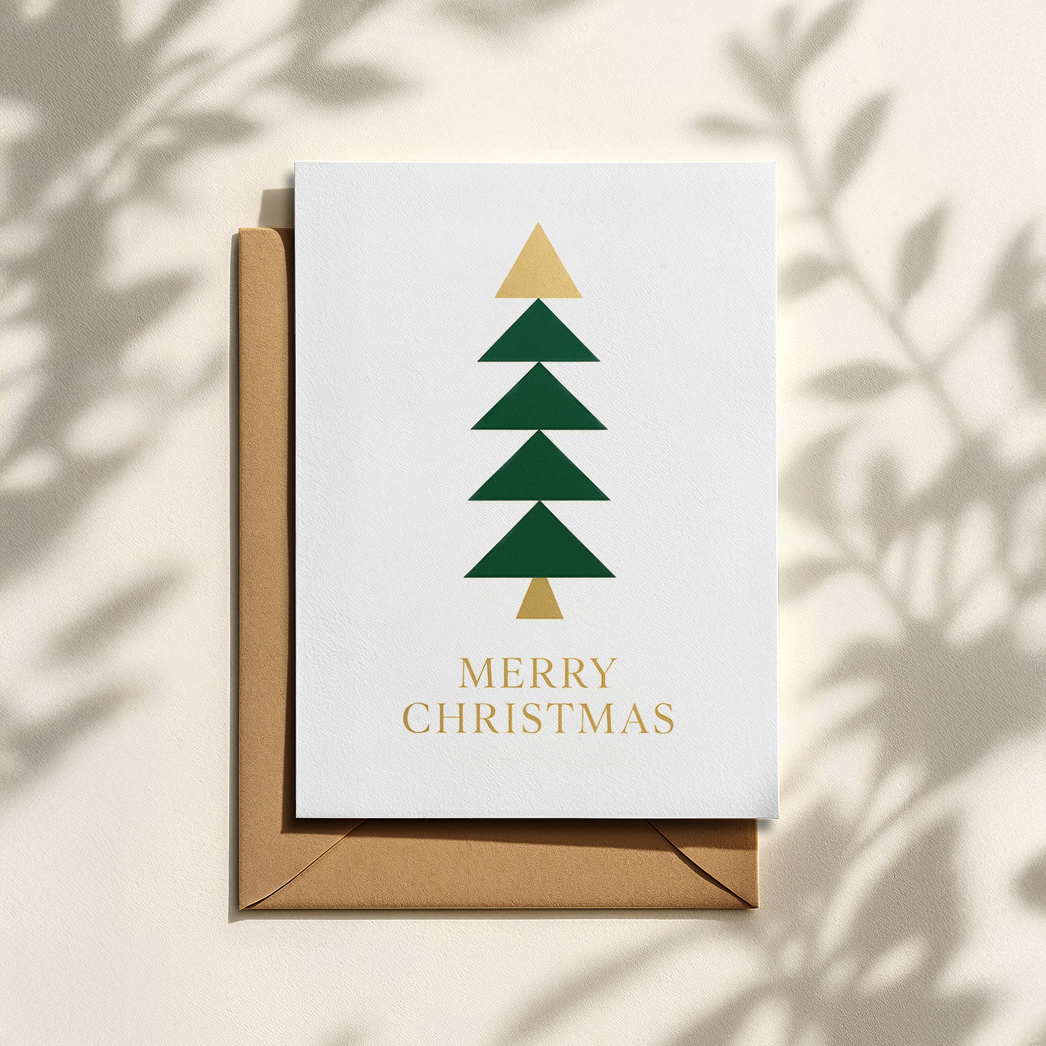 Minimalistische Weihnachtskarte mit geometrischem Tannenbaum